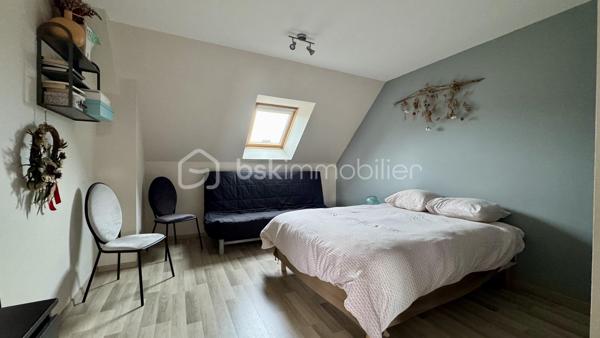 EXCLUSIVITÉ BSK Immobilier :
Laissez-vous séduire par cette élégante maison contemporaine de 2007 située à L'HERMITAGE, une commune de la métropole rennaise, à seulement 10 km du centre-ville de Rennes. Dynamique et parfaitement desservie (bus du réseau STAR et train SNCF), elle offre un cadre de vie idéal, alliant tranquillité et proximité immédiate de toutes commodités (commerces, écoles, associations culturelles et sportives) accessibles à pied ou à vélo. Profitez d'un cadre de vie agréable !

Nichée au cœur d'un environnement résidentiel calme et recherché, cette maison de plain-pied développe près de 160 m² habitables et s’ouvre sur un beau jardin clos, arboré et sans vis-à-vis. Un véritable havre de paix où profiter pleinement de chaque saison.

Dès l’entrée, vous découvrirez un intérieur aux volumes harmonieux et généreux créant une atmosphère chaleureuse et conviviale, idéale pour rassembler famille et amis dans un confort absolu :
• Un vaste salon-séjour de près de 45 m², baigné de lumière et sublimé par son poêle contemporain.
• Une belle cuisine ouverte, aménagée et équipée, idéale pour les amateurs de convivialité et de gastronomie.
• Une arrière-cuisine pratique et fonctionnelle.
• Des toilettes suspendues, avec lave-mains.
Le séjour et la cuisine se prolongent sur une grande terrasse carrelée exposée Sud et Ouest, parfaite pour vos soirées d’été en toute intimité.

Un espace nuit adapté pour toute la famille :
• Au rez-de-chaussée : une suite parentale avec dressing et salle d’eau.
• À l’étage : quatre chambres spacieuses avec chacune son placard intégré, une vaste mezzanine pouvant accueillir un bureau ou un espace détente ou une salle de jeux, une salle de bains complète avec douche et baignoire, puis des WC indépendants.

Les plus :
• Garage attenant avec porte motorisée
• Pompe à chaleur air/eau performante, avec programmateur
• Chauffage au sol avec désembouage récemment effectué.
• Excellentes performances énergétiques.
• Système domotique.
• Abri de jardin.
• Aucuns travaux à prévoir.
• Maison en excellent état, bien entretenue et prête à accueillir votre famille.

Cette maison allie confort, modernité et qualité de vie dans un environnement recherché à proximité des communes de PACÉ, LE RHEU, MORDELLES. Une opportunité rare à ne pas manquer ! Contactez-moi rapidement pour organiser une visite.