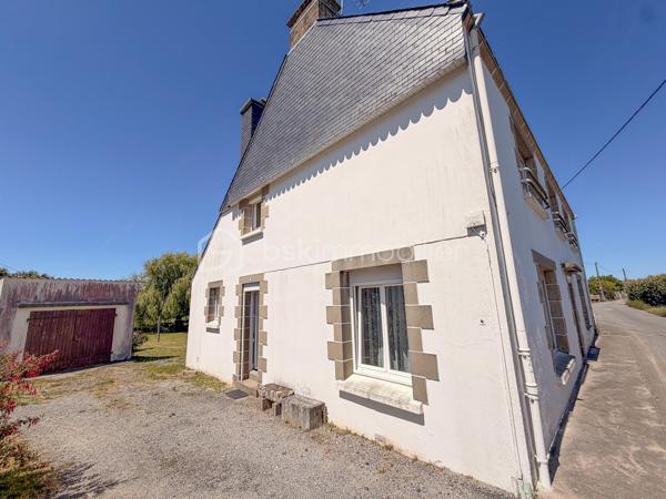 Plouharnel Bourg – Maison familiale avec fort potentiel - Uniquement chez BSK Immobilier 

Idéalement située à Plouharnel, cette charmante maison d'environ 140 m² habitables offre de beaux volumes et de nombreuses possibilités d'aménagement.

Au rez-de-chaussée, vous découvrirez une entrée, un agréable séjour-salon, une cuisine indépendante ainsi qu'une chambre avec point d'eau, wc. 

À l'étage, la maison dispose de trois grandes chambres, d'un bureau, d'une salle d'eau avec WC et un grenier au 2ème étage offrant un espace de rangement supplémentaire.

Une dépendance attenante avec un potentiel d'aménagement d'environ 45 m² supplémentaires, idéal pour créer un espace de vie complémentaire, un atelier ou un projet locatif.

Un garage non attenant d'environ 20 m² complète l'ensemble.

Le tout est implanté sur une belle parcelle de plus de 630 m².

Les atouts :

Emplacement 
Proximité de la gare du Tire-Bouchon
4 chambres
Potentiel d'extension avec la dépendance
Coup de coeur pour le jardin 

Une maison pleine de charme offrant de belles perspectives d'évolution, à découvrir sans tarder !