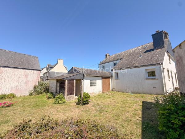 Plouharnel Bourg – Maison familiale avec fort potentiel - Uniquement chez BSK Immobilier 

Idéalement située à Plouharnel, cette charmante maison d'environ 140 m² habitables offre de beaux volumes et de nombreuses possibilités d'aménagement.

Au rez-de-chaussée, vous découvrirez une entrée, un agréable séjour-salon, une cuisine indépendante ainsi qu'une chambre avec point d'eau, wc. 

À l'étage, la maison dispose de trois grandes chambres, d'un bureau, d'une salle d'eau avec WC et un grenier au 2ème étage offrant un espace de rangement supplémentaire.

Une dépendance attenante avec un potentiel d'aménagement d'environ 45 m² supplémentaires, idéal pour créer un espace de vie complémentaire, un atelier ou un projet locatif.

Un garage non attenant d'environ 20 m² complète l'ensemble.

Le tout est implanté sur une belle parcelle de plus de 630 m².

Les atouts :

Emplacement 
Proximité de la gare du Tire-Bouchon
4 chambres
Potentiel d'extension avec la dépendance
Coup de coeur pour le jardin 

Une maison pleine de charme offrant de belles perspectives d'évolution, à découvrir sans tarder !