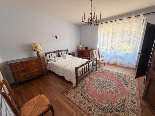 Plouharnel Bourg – Maison familiale avec fort potentiel - Uniquement chez BSK Immobilier 

Idéalement située à Plouharnel, cette charmante maison d'environ 140 m² habitables offre de beaux volumes et de nombreuses possibilités d'aménagement.

Au rez-de-chaussée, vous découvrirez une entrée, un agréable séjour-salon, une cuisine indépendante ainsi qu'une chambre avec point d'eau, wc. 

À l'étage, la maison dispose de trois grandes chambres, d'un bureau, d'une salle d'eau avec WC et un grenier au 2ème étage offrant un espace de rangement supplémentaire.

Une dépendance attenante avec un potentiel d'aménagement d'environ 45 m² supplémentaires, idéal pour créer un espace de vie complémentaire, un atelier ou un projet locatif.

Un garage non attenant d'environ 20 m² complète l'ensemble.

Le tout est implanté sur une belle parcelle de plus de 630 m².

Les atouts :

Emplacement 
Proximité de la gare du Tire-Bouchon
4 chambres
Potentiel d'extension avec la dépendance
Coup de coeur pour le jardin 

Une maison pleine de charme offrant de belles perspectives d'évolution, à découvrir sans tarder !