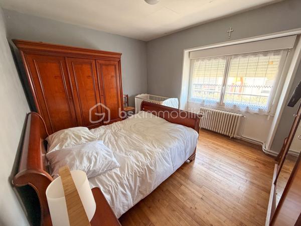 Plouharnel Bourg – Maison familiale avec fort potentiel - Uniquement chez BSK Immobilier 

Idéalement située à Plouharnel, cette charmante maison d'environ 140 m² habitables offre de beaux volumes et de nombreuses possibilités d'aménagement.

Au rez-de-chaussée, vous découvrirez une entrée, un agréable séjour-salon, une cuisine indépendante ainsi qu'une chambre avec point d'eau, wc. 

À l'étage, la maison dispose de trois grandes chambres, d'un bureau, d'une salle d'eau avec WC et un grenier au 2ème étage offrant un espace de rangement supplémentaire.

Une dépendance attenante avec un potentiel d'aménagement d'environ 45 m² supplémentaires, idéal pour créer un espace de vie complémentaire, un atelier ou un projet locatif.

Un garage non attenant d'environ 20 m² complète l'ensemble.

Le tout est implanté sur une belle parcelle de plus de 630 m².

Les atouts :

Emplacement 
Proximité de la gare du Tire-Bouchon
4 chambres
Potentiel d'extension avec la dépendance
Coup de coeur pour le jardin 

Une maison pleine de charme offrant de belles perspectives d'évolution, à découvrir sans tarder !