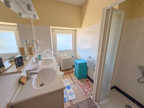 Plouharnel Bourg – Maison familiale avec fort potentiel - Uniquement chez BSK Immobilier 

Idéalement située à Plouharnel, cette charmante maison d'environ 140 m² habitables offre de beaux volumes et de nombreuses possibilités d'aménagement.

Au rez-de-chaussée, vous découvrirez une entrée, un agréable séjour-salon, une cuisine indépendante ainsi qu'une chambre avec point d'eau, wc. 

À l'étage, la maison dispose de trois grandes chambres, d'un bureau, d'une salle d'eau avec WC et un grenier au 2ème étage offrant un espace de rangement supplémentaire.

Une dépendance attenante avec un potentiel d'aménagement d'environ 45 m² supplémentaires, idéal pour créer un espace de vie complémentaire, un atelier ou un projet locatif.

Un garage non attenant d'environ 20 m² complète l'ensemble.

Le tout est implanté sur une belle parcelle de plus de 630 m².

Les atouts :

Emplacement 
Proximité de la gare du Tire-Bouchon
4 chambres
Potentiel d'extension avec la dépendance
Coup de coeur pour le jardin 

Une maison pleine de charme offrant de belles perspectives d'évolution, à découvrir sans tarder !