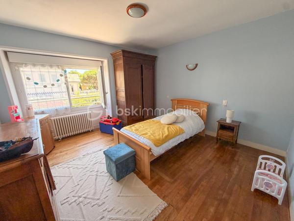 Plouharnel Bourg – Maison familiale avec fort potentiel - Uniquement chez BSK Immobilier 

Idéalement située à Plouharnel, cette charmante maison d'environ 140 m² habitables offre de beaux volumes et de nombreuses possibilités d'aménagement.

Au rez-de-chaussée, vous découvrirez une entrée, un agréable séjour-salon, une cuisine indépendante ainsi qu'une chambre avec point d'eau, wc. 

À l'étage, la maison dispose de trois grandes chambres, d'un bureau, d'une salle d'eau avec WC et un grenier au 2ème étage offrant un espace de rangement supplémentaire.

Une dépendance attenante avec un potentiel d'aménagement d'environ 45 m² supplémentaires, idéal pour créer un espace de vie complémentaire, un atelier ou un projet locatif.

Un garage non attenant d'environ 20 m² complète l'ensemble.

Le tout est implanté sur une belle parcelle de plus de 630 m².

Les atouts :

Emplacement 
Proximité de la gare du Tire-Bouchon
4 chambres
Potentiel d'extension avec la dépendance
Coup de coeur pour le jardin 

Une maison pleine de charme offrant de belles perspectives d'évolution, à découvrir sans tarder !