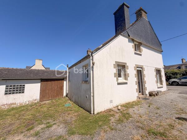 Plouharnel Bourg – Maison familiale avec fort potentiel - Uniquement chez BSK Immobilier 

Idéalement située à Plouharnel, cette charmante maison d'environ 140 m² habitables offre de beaux volumes et de nombreuses possibilités d'aménagement.

Au rez-de-chaussée, vous découvrirez une entrée, un agréable séjour-salon, une cuisine indépendante ainsi qu'une chambre avec point d'eau, wc. 

À l'étage, la maison dispose de trois grandes chambres, d'un bureau, d'une salle d'eau avec WC et un grenier au 2ème étage offrant un espace de rangement supplémentaire.

Une dépendance attenante avec un potentiel d'aménagement d'environ 45 m² supplémentaires, idéal pour créer un espace de vie complémentaire, un atelier ou un projet locatif.

Un garage non attenant d'environ 20 m² complète l'ensemble.

Le tout est implanté sur une belle parcelle de plus de 630 m².

Les atouts :

Emplacement 
Proximité de la gare du Tire-Bouchon
4 chambres
Potentiel d'extension avec la dépendance
Coup de coeur pour le jardin 

Une maison pleine de charme offrant de belles perspectives d'évolution, à découvrir sans tarder !
