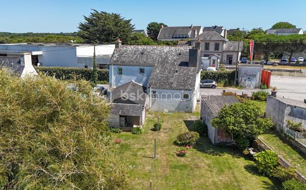 Plouharnel Bourg – Maison familiale avec fort potentiel - Uniquement chez BSK Immobilier 

Idéalement située à Plouharnel, cette charmante maison d'environ 140 m² habitables offre de beaux volumes et de nombreuses possibilités d'aménagement.

Au rez-de-chaussée, vous découvrirez une entrée, un agréable séjour-salon, une cuisine indépendante ainsi qu'une chambre avec point d'eau, wc. 

À l'étage, la maison dispose de trois grandes chambres, d'un bureau, d'une salle d'eau avec WC et un grenier au 2ème étage offrant un espace de rangement supplémentaire.

Une dépendance attenante avec un potentiel d'aménagement d'environ 45 m² supplémentaires, idéal pour créer un espace de vie complémentaire, un atelier ou un projet locatif.

Un garage non attenant d'environ 20 m² complète l'ensemble.

Le tout est implanté sur une belle parcelle de plus de 630 m².

Les atouts :

Emplacement 
Proximité de la gare du Tire-Bouchon
4 chambres
Potentiel d'extension avec la dépendance
Coup de coeur pour le jardin 

Une maison pleine de charme offrant de belles perspectives d'évolution, à découvrir sans tarder !