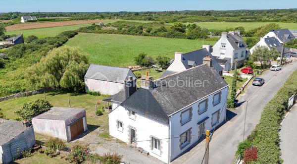 Plouharnel Bourg – Maison familiale avec fort potentiel - Uniquement chez BSK Immobilier 

Idéalement située à Plouharnel, cette charmante maison d'environ 140 m² habitables offre de beaux volumes et de nombreuses possibilités d'aménagement.

Au rez-de-chaussée, vous découvrirez une entrée, un agréable séjour-salon, une cuisine indépendante ainsi qu'une chambre avec point d'eau, wc. 

À l'étage, la maison dispose de trois grandes chambres, d'un bureau, d'une salle d'eau avec WC et un grenier au 2ème étage offrant un espace de rangement supplémentaire.

Une dépendance attenante avec un potentiel d'aménagement d'environ 45 m² supplémentaires, idéal pour créer un espace de vie complémentaire, un atelier ou un projet locatif.

Un garage non attenant d'environ 20 m² complète l'ensemble.

Le tout est implanté sur une belle parcelle de plus de 630 m².

Les atouts :

Emplacement 
Proximité de la gare du Tire-Bouchon
4 chambres
Potentiel d'extension avec la dépendance
Coup de coeur pour le jardin 

Une maison pleine de charme offrant de belles perspectives d'évolution, à découvrir sans tarder !