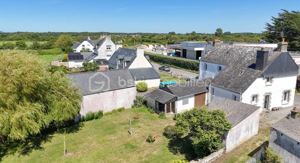 Plouharnel Bourg – Maison familiale avec fort potentiel - Uniquement chez BSK Immobilier 

Idéalement située à Plouharnel, cette charmante maison d'environ 140 m² habitables offre de beaux volumes et de nombreuses possibilités d'aménagement.

Au rez-de-chaussée, vous découvrirez une entrée, un agréable séjour-salon, une cuisine indépendante ainsi qu'une chambre avec point d'eau, wc. 

À l'étage, la maison dispose de trois grandes chambres, d'un bureau, d'une salle d'eau avec WC et un grenier au 2ème étage offrant un espace de rangement supplémentaire.

Une dépendance attenante avec un potentiel d'aménagement d'environ 45 m² supplémentaires, idéal pour créer un espace de vie complémentaire, un atelier ou un projet locatif.

Un garage non attenant d'environ 20 m² complète l'ensemble.

Le tout est implanté sur une belle parcelle de plus de 630 m².

Les atouts :

Emplacement 
Proximité de la gare du Tire-Bouchon
4 chambres
Potentiel d'extension avec la dépendance
Coup de coeur pour le jardin 

Une maison pleine de charme offrant de belles perspectives d'évolution, à découvrir sans tarder !
