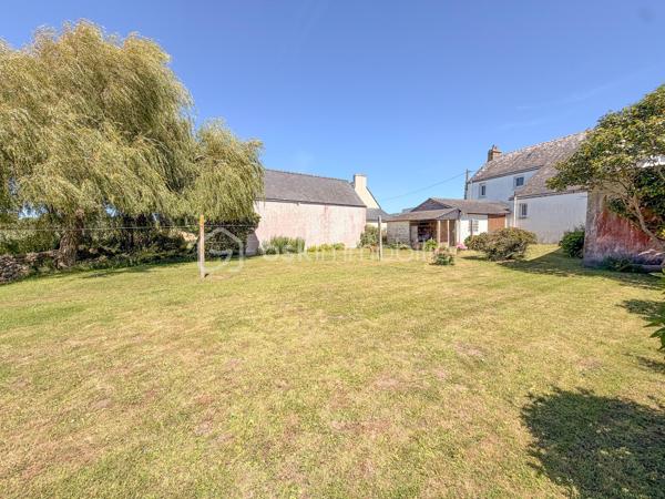 Plouharnel Bourg – Maison familiale avec fort potentiel - Uniquement chez BSK Immobilier 

Idéalement située à Plouharnel, cette charmante maison d'environ 140 m² habitables offre de beaux volumes et de nombreuses possibilités d'aménagement.

Au rez-de-chaussée, vous découvrirez une entrée, un agréable séjour-salon, une cuisine indépendante ainsi qu'une chambre avec point d'eau, wc. 

À l'étage, la maison dispose de trois grandes chambres, d'un bureau, d'une salle d'eau avec WC et un grenier au 2ème étage offrant un espace de rangement supplémentaire.

Une dépendance attenante avec un potentiel d'aménagement d'environ 45 m² supplémentaires, idéal pour créer un espace de vie complémentaire, un atelier ou un projet locatif.

Un garage non attenant d'environ 20 m² complète l'ensemble.

Le tout est implanté sur une belle parcelle de plus de 630 m².

Les atouts :

Emplacement 
Proximité de la gare du Tire-Bouchon
4 chambres
Potentiel d'extension avec la dépendance
Coup de coeur pour le jardin 

Une maison pleine de charme offrant de belles perspectives d'évolution, à découvrir sans tarder !