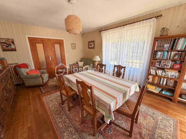 Plouharnel Bourg – Maison familiale avec fort potentiel - Uniquement chez BSK Immobilier 

Idéalement située à Plouharnel, cette charmante maison d'environ 140 m² habitables offre de beaux volumes et de nombreuses possibilités d'aménagement.

Au rez-de-chaussée, vous découvrirez une entrée, un agréable séjour-salon, une cuisine indépendante ainsi qu'une chambre avec point d'eau, wc. 

À l'étage, la maison dispose de trois grandes chambres, d'un bureau, d'une salle d'eau avec WC et un grenier au 2ème étage offrant un espace de rangement supplémentaire.

Une dépendance attenante avec un potentiel d'aménagement d'environ 45 m² supplémentaires, idéal pour créer un espace de vie complémentaire, un atelier ou un projet locatif.

Un garage non attenant d'environ 20 m² complète l'ensemble.

Le tout est implanté sur une belle parcelle de plus de 630 m².

Les atouts :

Emplacement 
Proximité de la gare du Tire-Bouchon
4 chambres
Potentiel d'extension avec la dépendance
Coup de coeur pour le jardin 

Une maison pleine de charme offrant de belles perspectives d'évolution, à découvrir sans tarder !