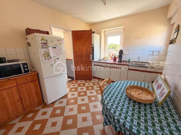 Plouharnel Bourg – Maison familiale avec fort potentiel - Uniquement chez BSK Immobilier 

Idéalement située à Plouharnel, cette charmante maison d'environ 140 m² habitables offre de beaux volumes et de nombreuses possibilités d'aménagement.

Au rez-de-chaussée, vous découvrirez une entrée, un agréable séjour-salon, une cuisine indépendante ainsi qu'une chambre avec point d'eau, wc. 

À l'étage, la maison dispose de trois grandes chambres, d'un bureau, d'une salle d'eau avec WC et un grenier au 2ème étage offrant un espace de rangement supplémentaire.

Une dépendance attenante avec un potentiel d'aménagement d'environ 45 m² supplémentaires, idéal pour créer un espace de vie complémentaire, un atelier ou un projet locatif.

Un garage non attenant d'environ 20 m² complète l'ensemble.

Le tout est implanté sur une belle parcelle de plus de 630 m².

Les atouts :

Emplacement 
Proximité de la gare du Tire-Bouchon
4 chambres
Potentiel d'extension avec la dépendance
Coup de coeur pour le jardin 

Une maison pleine de charme offrant de belles perspectives d'évolution, à découvrir sans tarder !