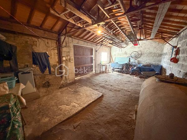 Plouharnel Bourg – Maison familiale avec fort potentiel - Uniquement chez BSK Immobilier 

Idéalement située à Plouharnel, cette charmante maison d'environ 140 m² habitables offre de beaux volumes et de nombreuses possibilités d'aménagement.

Au rez-de-chaussée, vous découvrirez une entrée, un agréable séjour-salon, une cuisine indépendante ainsi qu'une chambre avec point d'eau, wc. 

À l'étage, la maison dispose de trois grandes chambres, d'un bureau, d'une salle d'eau avec WC et un grenier au 2ème étage offrant un espace de rangement supplémentaire.

Une dépendance attenante avec un potentiel d'aménagement d'environ 45 m² supplémentaires, idéal pour créer un espace de vie complémentaire, un atelier ou un projet locatif.

Un garage non attenant d'environ 20 m² complète l'ensemble.

Le tout est implanté sur une belle parcelle de plus de 630 m².

Les atouts :

Emplacement 
Proximité de la gare du Tire-Bouchon
4 chambres
Potentiel d'extension avec la dépendance
Coup de coeur pour le jardin 

Une maison pleine de charme offrant de belles perspectives d'évolution, à découvrir sans tarder !