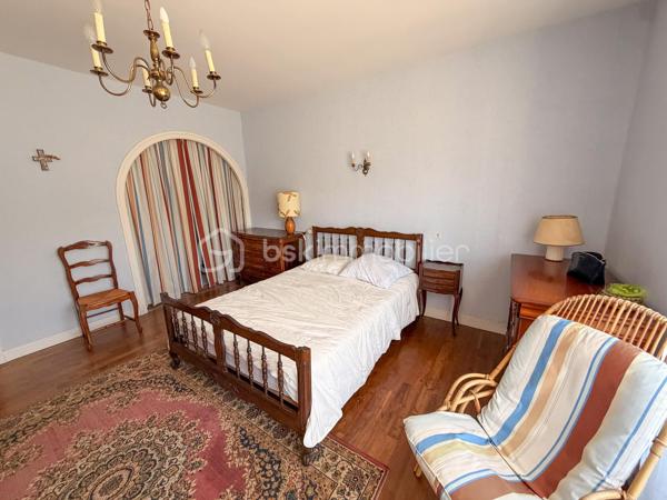 Plouharnel Bourg – Maison familiale avec fort potentiel - Uniquement chez BSK Immobilier 

Idéalement située à Plouharnel, cette charmante maison d'environ 140 m² habitables offre de beaux volumes et de nombreuses possibilités d'aménagement.

Au rez-de-chaussée, vous découvrirez une entrée, un agréable séjour-salon, une cuisine indépendante ainsi qu'une chambre avec point d'eau, wc. 

À l'étage, la maison dispose de trois grandes chambres, d'un bureau, d'une salle d'eau avec WC et un grenier au 2ème étage offrant un espace de rangement supplémentaire.

Une dépendance attenante avec un potentiel d'aménagement d'environ 45 m² supplémentaires, idéal pour créer un espace de vie complémentaire, un atelier ou un projet locatif.

Un garage non attenant d'environ 20 m² complète l'ensemble.

Le tout est implanté sur une belle parcelle de plus de 630 m².

Les atouts :

Emplacement 
Proximité de la gare du Tire-Bouchon
4 chambres
Potentiel d'extension avec la dépendance
Coup de coeur pour le jardin 

Une maison pleine de charme offrant de belles perspectives d'évolution, à découvrir sans tarder !