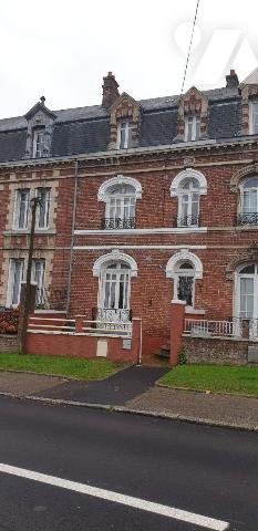 Maison à Vendre à Eu (76260) en Seine-Maritime (76)

À vendre, maison située à Eu, offrant un...