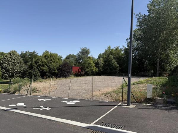 Vente                                                      Terrain
                        
                                         900 m2                     à Luc-la-Primaube