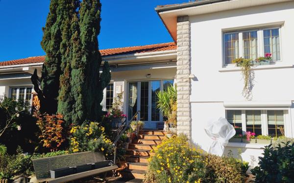 Maison à vendre    6 pièces • 223 m2 Gelos