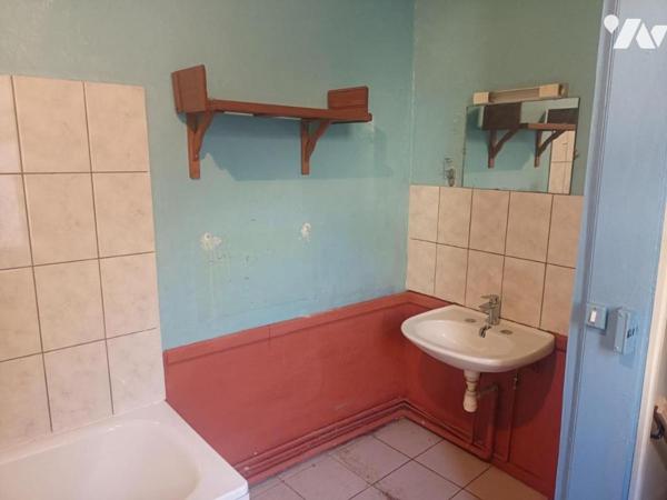 MAISON DE VILLE AVEC GARAGE A VENDRE A STENAY