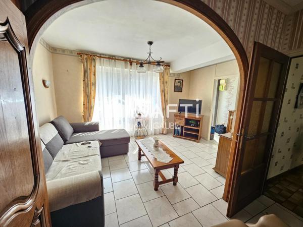 "Maison de 83 m², 3 chambres, garage double, atelier et jardin. Habitable immédiatement, idéale résidence principale ou secondaire dans un environnement calme."