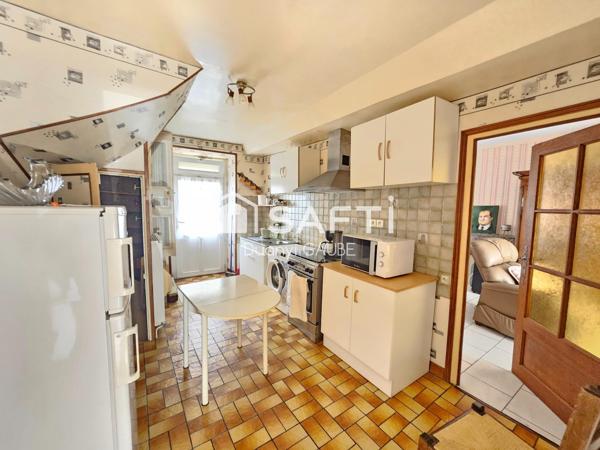 "Maison de 83 m², 3 chambres, garage double, atelier et jardin. Habitable immédiatement, idéale résidence principale ou secondaire dans un environnement calme."