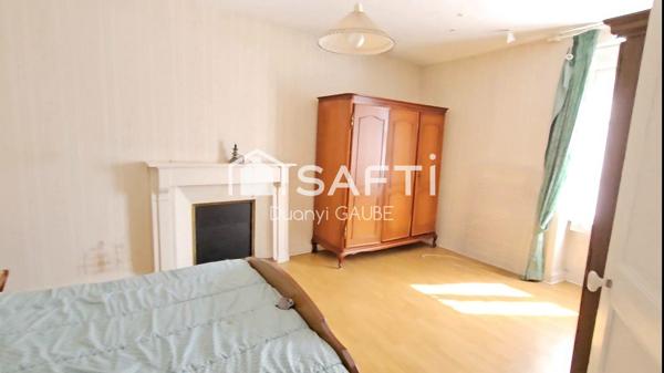 "Maison de 83 m², 3 chambres, garage double, atelier et jardin. Habitable immédiatement, idéale résidence principale ou secondaire dans un environnement calme."