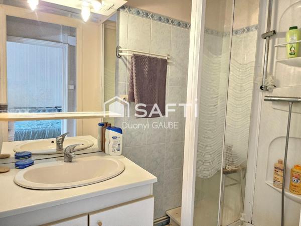 "Maison de 83 m², 3 chambres, garage double, atelier et jardin. Habitable immédiatement, idéale résidence principale ou secondaire dans un environnement calme."