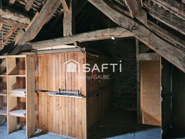 "Maison de 83 m², 3 chambres, garage double, atelier et jardin. Habitable immédiatement, idéale résidence principale ou secondaire dans un environnement calme."