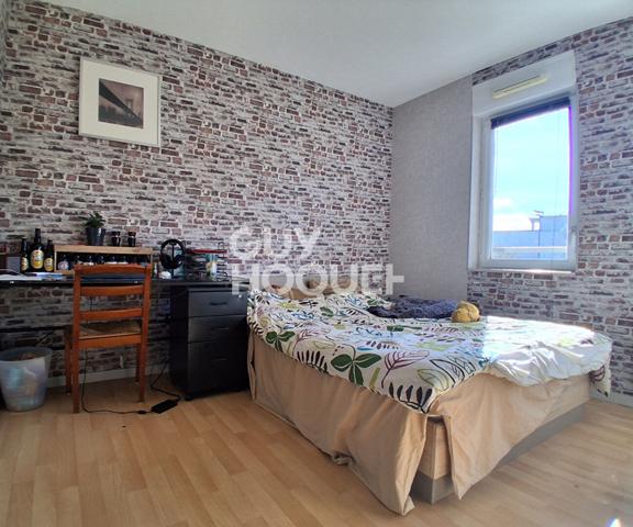 Maison 4 chambres avec jardin et garage.