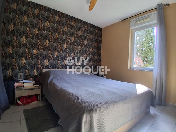 Maison 4 chambres avec jardin et garage.