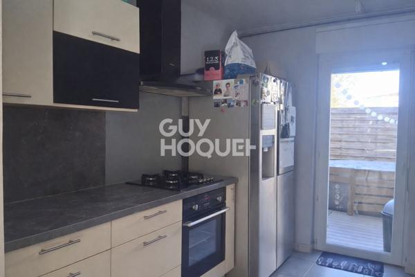 Maison 4 chambres avec jardin et garage.