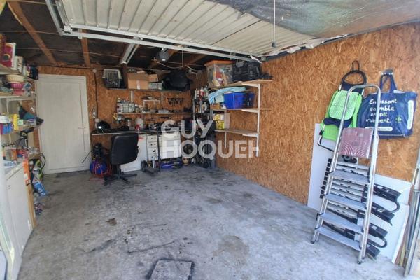 Maison 4 chambres avec jardin et garage.