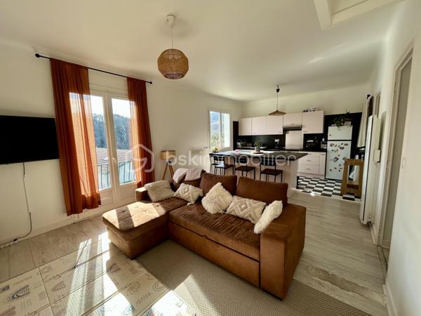 À quelques minutes du bourg d’Urrugne, dans une petite copropriété à taille humaine, venez découvrir ce T3 de 64 m² situé au 1er étage, offrant un cadre de vie agréable et pratique au quotidien.

Dès l'entrée, vous serez séduit par une belle pièce de vie lumineuse avec cuisine ouverte, créant un espace convivial et moderne.

L’espace nuit se compose de deux chambres, ainsi que d'une salle de bain fonctionnelle avec rangements et WC.

A l'extérieur, le balcon constitue son principal atout avec sa vue dégagée, idéal pour des moments ensoleillés.

Deux places de parking et un cellier complètent ce bien.