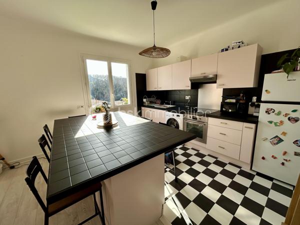 À quelques minutes du bourg d’Urrugne, dans une petite copropriété à taille humaine, venez découvrir ce T3 de 64 m² situé au 1er étage, offrant un cadre de vie agréable et pratique au quotidien.

Dès l'entrée, vous serez séduit par une belle pièce de vie lumineuse avec cuisine ouverte, créant un espace convivial et moderne.

L’espace nuit se compose de deux chambres, ainsi que d'une salle de bain fonctionnelle avec rangements et WC.

A l'extérieur, le balcon constitue son principal atout avec sa vue dégagée, idéal pour des moments ensoleillés.

Deux places de parking et un cellier complètent ce bien.