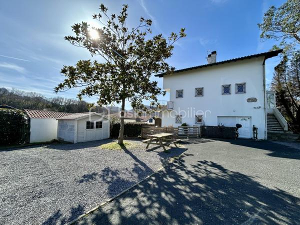 À quelques minutes du bourg d’Urrugne, dans une petite copropriété à taille humaine, venez découvrir ce T3 de 64 m² situé au 1er étage, offrant un cadre de vie agréable et pratique au quotidien.

Dès l'entrée, vous serez séduit par une belle pièce de vie lumineuse avec cuisine ouverte, créant un espace convivial et moderne.

L’espace nuit se compose de deux chambres, ainsi que d'une salle de bain fonctionnelle avec rangements et WC.

A l'extérieur, le balcon constitue son principal atout avec sa vue dégagée, idéal pour des moments ensoleillés.

Deux places de parking et un cellier complètent ce bien.