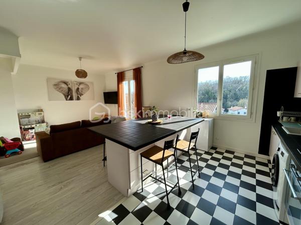 À quelques minutes du bourg d’Urrugne, dans une petite copropriété à taille humaine, venez découvrir ce T3 de 64 m² situé au 1er étage, offrant un cadre de vie agréable et pratique au quotidien.

Dès l'entrée, vous serez séduit par une belle pièce de vie lumineuse avec cuisine ouverte, créant un espace convivial et moderne.

L’espace nuit se compose de deux chambres, ainsi que d'une salle de bain fonctionnelle avec rangements et WC.

A l'extérieur, le balcon constitue son principal atout avec sa vue dégagée, idéal pour des moments ensoleillés.

Deux places de parking et un cellier complètent ce bien.