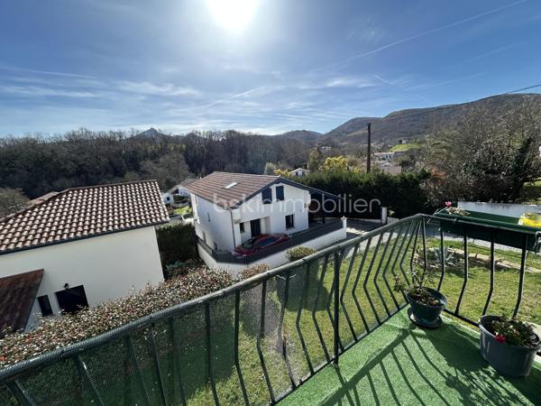 À quelques minutes du bourg d’Urrugne, dans une petite copropriété à taille humaine, venez découvrir ce T3 de 64 m² situé au 1er étage, offrant un cadre de vie agréable et pratique au quotidien.

Dès l'entrée, vous serez séduit par une belle pièce de vie lumineuse avec cuisine ouverte, créant un espace convivial et moderne.

L’espace nuit se compose de deux chambres, ainsi que d'une salle de bain fonctionnelle avec rangements et WC.

A l'extérieur, le balcon constitue son principal atout avec sa vue dégagée, idéal pour des moments ensoleillés.

Deux places de parking et un cellier complètent ce bien.