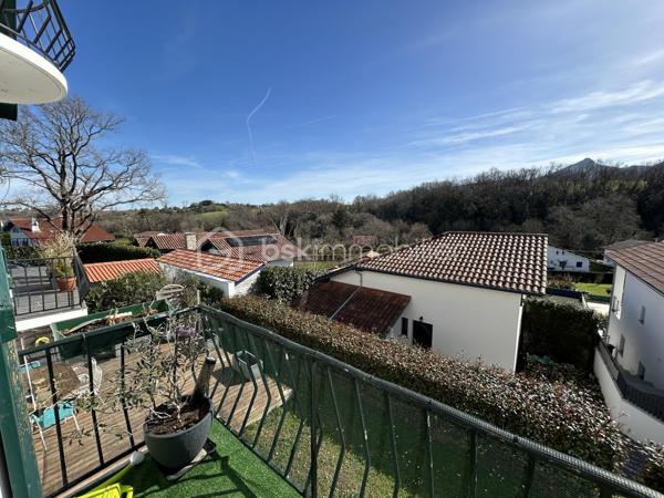 À quelques minutes du bourg d’Urrugne, dans une petite copropriété à taille humaine, venez découvrir ce T3 de 64 m² situé au 1er étage, offrant un cadre de vie agréable et pratique au quotidien.

Dès l'entrée, vous serez séduit par une belle pièce de vie lumineuse avec cuisine ouverte, créant un espace convivial et moderne.

L’espace nuit se compose de deux chambres, ainsi que d'une salle de bain fonctionnelle avec rangements et WC.

A l'extérieur, le balcon constitue son principal atout avec sa vue dégagée, idéal pour des moments ensoleillés.

Deux places de parking et un cellier complètent ce bien.