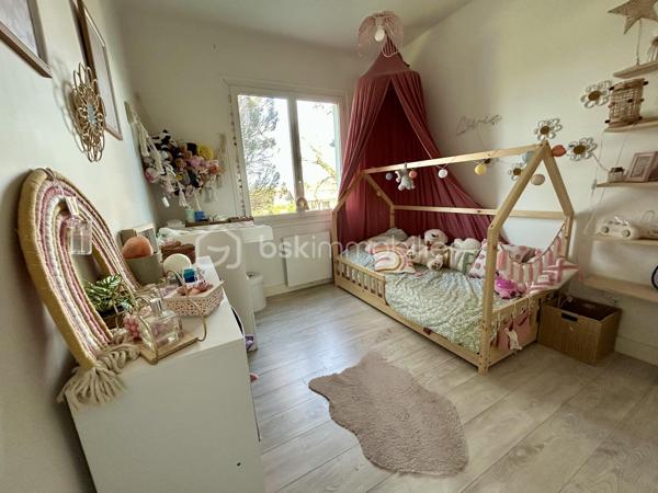 À quelques minutes du bourg d’Urrugne, dans une petite copropriété à taille humaine, venez découvrir ce T3 de 64 m² situé au 1er étage, offrant un cadre de vie agréable et pratique au quotidien.

Dès l'entrée, vous serez séduit par une belle pièce de vie lumineuse avec cuisine ouverte, créant un espace convivial et moderne.

L’espace nuit se compose de deux chambres, ainsi que d'une salle de bain fonctionnelle avec rangements et WC.

A l'extérieur, le balcon constitue son principal atout avec sa vue dégagée, idéal pour des moments ensoleillés.

Deux places de parking et un cellier complètent ce bien.