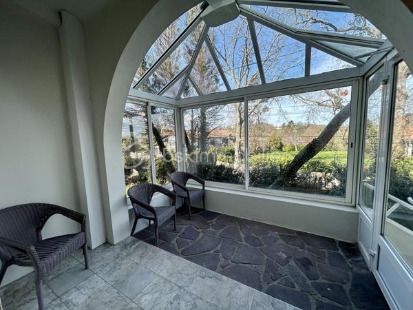 À quelques minutes du bourg d’Urrugne, dans une petite copropriété à taille humaine, venez découvrir ce T3 de 64 m² situé au 1er étage, offrant un cadre de vie agréable et pratique au quotidien.

Dès l'entrée, vous serez séduit par une belle pièce de vie lumineuse avec cuisine ouverte, créant un espace convivial et moderne.

L’espace nuit se compose de deux chambres, ainsi que d'une salle de bain fonctionnelle avec rangements et WC.

A l'extérieur, le balcon constitue son principal atout avec sa vue dégagée, idéal pour des moments ensoleillés.

Deux places de parking et un cellier complètent ce bien.