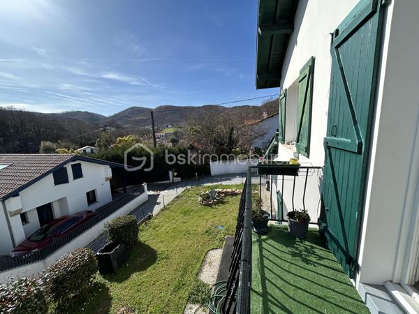 À quelques minutes du bourg d’Urrugne, dans une petite copropriété à taille humaine, venez découvrir ce T3 de 64 m² situé au 1er étage, offrant un cadre de vie agréable et pratique au quotidien.

Dès l'entrée, vous serez séduit par une belle pièce de vie lumineuse avec cuisine ouverte, créant un espace convivial et moderne.

L’espace nuit se compose de deux chambres, ainsi que d'une salle de bain fonctionnelle avec rangements et WC.

A l'extérieur, le balcon constitue son principal atout avec sa vue dégagée, idéal pour des moments ensoleillés.

Deux places de parking et un cellier complètent ce bien.