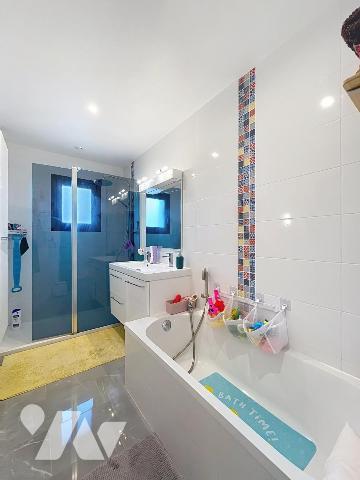 PLOEMEUR entre BOURG et PLAGES - VIE DE PLAIN PIED -  GRAND GARAGE