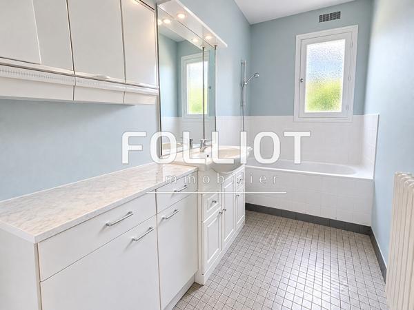 Maison familiale de 106 m² avec 5 chambres et sous-sol complet à Avranches