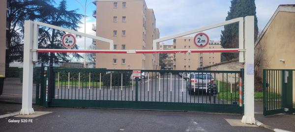 Place de stationnement extérieur