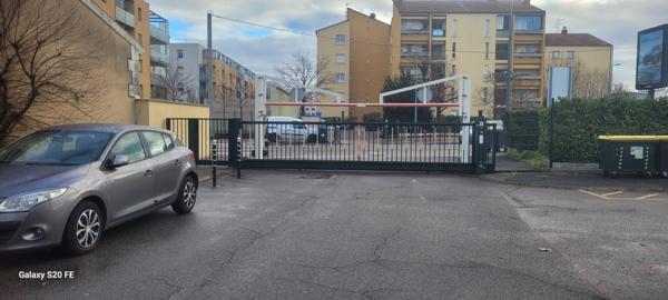 Place de stationnement extérieur