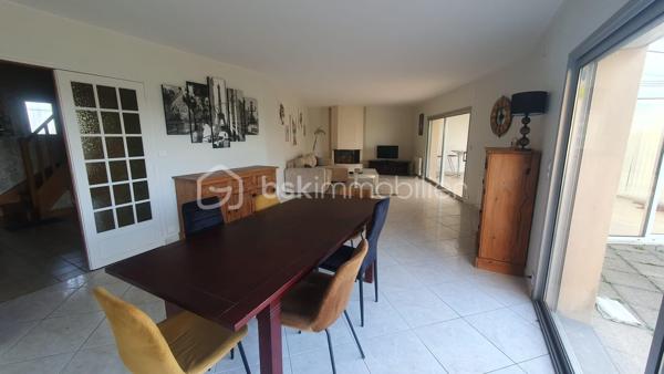 À découvrir sans tarder : Belle et grande maison traditionnelle construite en 1990, d'environ 160 m² habitables, située dans un environnement calme, à proximité du centre-ville de Murs Erigné .
Parfaitement adaptée à une famille, elle offre de beaux volumes et un cadre de vie agréable.
Au rez-de-chaussée , vous trouverez une entrée accueillante, un vaste salon-séjour lumineux de 47m² environ avec accès direct au jardin, une véranda agréable ouverte sur le jardin, une cuisine aménagée et équipée, une buanderie, un cellier, une chambre, une salle de bain et un WC séparé.
À l'étage, une mezzanine dessert 4 chambres confortables, une salle de bain et un WC séparé.
Vous bénéficiez d'un terrain clos et sans vis à vis d'environ 506 m² et d'un garage de 33m² environ.
Les + de cette maison:
* Construction traditionnelle de qualité
* Beaux volumes et nombreux espaces de rangement
* Cheminée
* Proximité des commerces, écoles et services
* Aucun gros travaux à prévoir
Quelques travaux de rafraîchissement et de décoration permettront simplement de remettre la maison au goût du jour et de la personnaliser selon vos envies.
Une belle opportunité pour les personnes à la recherche d'une grande maison familiale alliant confort, tranquillité et proximité du centre-ville.
Pour plus d'informations ou pour organiser une visite, n'hésitez pas à me contacter !