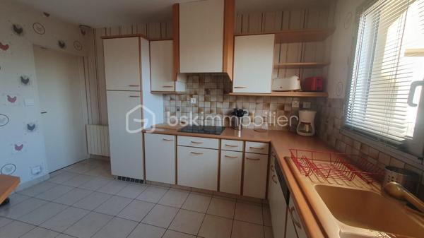À découvrir sans tarder : Belle et grande maison traditionnelle construite en 1990, d'environ 160 m² habitables, située dans un environnement calme, à proximité du centre-ville de Murs Erigné .
Parfaitement adaptée à une famille, elle offre de beaux volumes et un cadre de vie agréable.
Au rez-de-chaussée , vous trouverez une entrée accueillante, un vaste salon-séjour lumineux de 47m² environ avec accès direct au jardin, une véranda agréable ouverte sur le jardin, une cuisine aménagée et équipée, une buanderie, un cellier, une chambre, une salle de bain et un WC séparé.
À l'étage, une mezzanine dessert 4 chambres confortables, une salle de bain et un WC séparé.
Vous bénéficiez d'un terrain clos et sans vis à vis d'environ 506 m² et d'un garage de 33m² environ.
Les + de cette maison:
* Construction traditionnelle de qualité
* Beaux volumes et nombreux espaces de rangement
* Cheminée
* Proximité des commerces, écoles et services
* Aucun gros travaux à prévoir
Quelques travaux de rafraîchissement et de décoration permettront simplement de remettre la maison au goût du jour et de la personnaliser selon vos envies.
Une belle opportunité pour les personnes à la recherche d'une grande maison familiale alliant confort, tranquillité et proximité du centre-ville.
Pour plus d'informations ou pour organiser une visite, n'hésitez pas à me contacter !