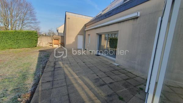 À découvrir sans tarder : Belle et grande maison traditionnelle construite en 1990, d'environ 160 m² habitables, située dans un environnement calme, à proximité du centre-ville de Murs Erigné .
Parfaitement adaptée à une famille, elle offre de beaux volumes et un cadre de vie agréable.
Au rez-de-chaussée , vous trouverez une entrée accueillante, un vaste salon-séjour lumineux de 47m² environ avec accès direct au jardin, une véranda agréable ouverte sur le jardin, une cuisine aménagée et équipée, une buanderie, un cellier, une chambre, une salle de bain et un WC séparé.
À l'étage, une mezzanine dessert 4 chambres confortables, une salle de bain et un WC séparé.
Vous bénéficiez d'un terrain clos et sans vis à vis d'environ 506 m² et d'un garage de 33m² environ.
Les + de cette maison:
* Construction traditionnelle de qualité
* Beaux volumes et nombreux espaces de rangement
* Cheminée
* Proximité des commerces, écoles et services
* Aucun gros travaux à prévoir
Quelques travaux de rafraîchissement et de décoration permettront simplement de remettre la maison au goût du jour et de la personnaliser selon vos envies.
Une belle opportunité pour les personnes à la recherche d'une grande maison familiale alliant confort, tranquillité et proximité du centre-ville.
Pour plus d'informations ou pour organiser une visite, n'hésitez pas à me contacter !
