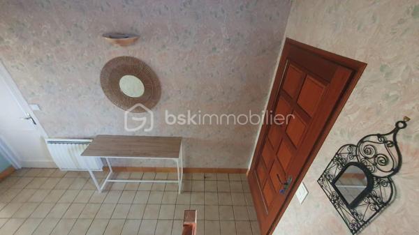 À découvrir sans tarder : Belle et grande maison traditionnelle construite en 1990, d'environ 160 m² habitables, située dans un environnement calme, à proximité du centre-ville de Murs Erigné .
Parfaitement adaptée à une famille, elle offre de beaux volumes et un cadre de vie agréable.
Au rez-de-chaussée , vous trouverez une entrée accueillante, un vaste salon-séjour lumineux de 47m² environ avec accès direct au jardin, une véranda agréable ouverte sur le jardin, une cuisine aménagée et équipée, une buanderie, un cellier, une chambre, une salle de bain et un WC séparé.
À l'étage, une mezzanine dessert 4 chambres confortables, une salle de bain et un WC séparé.
Vous bénéficiez d'un terrain clos et sans vis à vis d'environ 506 m² et d'un garage de 33m² environ.
Les + de cette maison:
* Construction traditionnelle de qualité
* Beaux volumes et nombreux espaces de rangement
* Cheminée
* Proximité des commerces, écoles et services
* Aucun gros travaux à prévoir
Quelques travaux de rafraîchissement et de décoration permettront simplement de remettre la maison au goût du jour et de la personnaliser selon vos envies.
Une belle opportunité pour les personnes à la recherche d'une grande maison familiale alliant confort, tranquillité et proximité du centre-ville.
Pour plus d'informations ou pour organiser une visite, n'hésitez pas à me contacter !