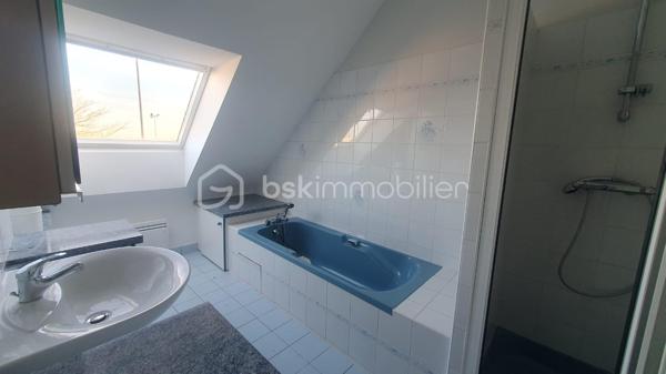 À découvrir sans tarder : Belle et grande maison traditionnelle construite en 1990, d'environ 160 m² habitables, située dans un environnement calme, à proximité du centre-ville de Murs Erigné .
Parfaitement adaptée à une famille, elle offre de beaux volumes et un cadre de vie agréable.
Au rez-de-chaussée , vous trouverez une entrée accueillante, un vaste salon-séjour lumineux de 47m² environ avec accès direct au jardin, une véranda agréable ouverte sur le jardin, une cuisine aménagée et équipée, une buanderie, un cellier, une chambre, une salle de bain et un WC séparé.
À l'étage, une mezzanine dessert 4 chambres confortables, une salle de bain et un WC séparé.
Vous bénéficiez d'un terrain clos et sans vis à vis d'environ 506 m² et d'un garage de 33m² environ.
Les + de cette maison:
* Construction traditionnelle de qualité
* Beaux volumes et nombreux espaces de rangement
* Cheminée
* Proximité des commerces, écoles et services
* Aucun gros travaux à prévoir
Quelques travaux de rafraîchissement et de décoration permettront simplement de remettre la maison au goût du jour et de la personnaliser selon vos envies.
Une belle opportunité pour les personnes à la recherche d'une grande maison familiale alliant confort, tranquillité et proximité du centre-ville.
Pour plus d'informations ou pour organiser une visite, n'hésitez pas à me contacter !