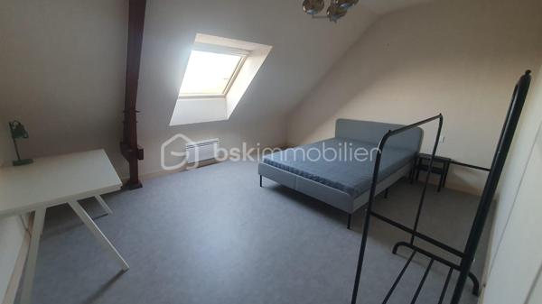 À découvrir sans tarder : Belle et grande maison traditionnelle construite en 1990, d'environ 160 m² habitables, située dans un environnement calme, à proximité du centre-ville de Murs Erigné .
Parfaitement adaptée à une famille, elle offre de beaux volumes et un cadre de vie agréable.
Au rez-de-chaussée , vous trouverez une entrée accueillante, un vaste salon-séjour lumineux de 47m² environ avec accès direct au jardin, une véranda agréable ouverte sur le jardin, une cuisine aménagée et équipée, une buanderie, un cellier, une chambre, une salle de bain et un WC séparé.
À l'étage, une mezzanine dessert 4 chambres confortables, une salle de bain et un WC séparé.
Vous bénéficiez d'un terrain clos et sans vis à vis d'environ 506 m² et d'un garage de 33m² environ.
Les + de cette maison:
* Construction traditionnelle de qualité
* Beaux volumes et nombreux espaces de rangement
* Cheminée
* Proximité des commerces, écoles et services
* Aucun gros travaux à prévoir
Quelques travaux de rafraîchissement et de décoration permettront simplement de remettre la maison au goût du jour et de la personnaliser selon vos envies.
Une belle opportunité pour les personnes à la recherche d'une grande maison familiale alliant confort, tranquillité et proximité du centre-ville.
Pour plus d'informations ou pour organiser une visite, n'hésitez pas à me contacter !