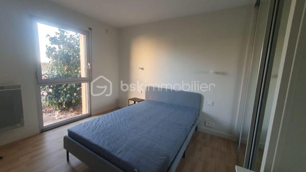 À découvrir sans tarder : Belle et grande maison traditionnelle construite en 1990, d'environ 160 m² habitables, située dans un environnement calme, à proximité du centre-ville de Murs Erigné .
Parfaitement adaptée à une famille, elle offre de beaux volumes et un cadre de vie agréable.
Au rez-de-chaussée , vous trouverez une entrée accueillante, un vaste salon-séjour lumineux de 47m² environ avec accès direct au jardin, une véranda agréable ouverte sur le jardin, une cuisine aménagée et équipée, une buanderie, un cellier, une chambre, une salle de bain et un WC séparé.
À l'étage, une mezzanine dessert 4 chambres confortables, une salle de bain et un WC séparé.
Vous bénéficiez d'un terrain clos et sans vis à vis d'environ 506 m² et d'un garage de 33m² environ.
Les + de cette maison:
* Construction traditionnelle de qualité
* Beaux volumes et nombreux espaces de rangement
* Cheminée
* Proximité des commerces, écoles et services
* Aucun gros travaux à prévoir
Quelques travaux de rafraîchissement et de décoration permettront simplement de remettre la maison au goût du jour et de la personnaliser selon vos envies.
Une belle opportunité pour les personnes à la recherche d'une grande maison familiale alliant confort, tranquillité et proximité du centre-ville.
Pour plus d'informations ou pour organiser une visite, n'hésitez pas à me contacter !