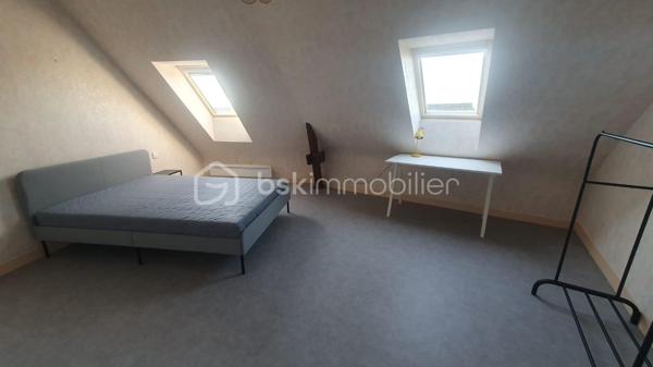 À découvrir sans tarder : Belle et grande maison traditionnelle construite en 1990, d'environ 160 m² habitables, située dans un environnement calme, à proximité du centre-ville de Murs Erigné .
Parfaitement adaptée à une famille, elle offre de beaux volumes et un cadre de vie agréable.
Au rez-de-chaussée , vous trouverez une entrée accueillante, un vaste salon-séjour lumineux de 47m² environ avec accès direct au jardin, une véranda agréable ouverte sur le jardin, une cuisine aménagée et équipée, une buanderie, un cellier, une chambre, une salle de bain et un WC séparé.
À l'étage, une mezzanine dessert 4 chambres confortables, une salle de bain et un WC séparé.
Vous bénéficiez d'un terrain clos et sans vis à vis d'environ 506 m² et d'un garage de 33m² environ.
Les + de cette maison:
* Construction traditionnelle de qualité
* Beaux volumes et nombreux espaces de rangement
* Cheminée
* Proximité des commerces, écoles et services
* Aucun gros travaux à prévoir
Quelques travaux de rafraîchissement et de décoration permettront simplement de remettre la maison au goût du jour et de la personnaliser selon vos envies.
Une belle opportunité pour les personnes à la recherche d'une grande maison familiale alliant confort, tranquillité et proximité du centre-ville.
Pour plus d'informations ou pour organiser une visite, n'hésitez pas à me contacter !
